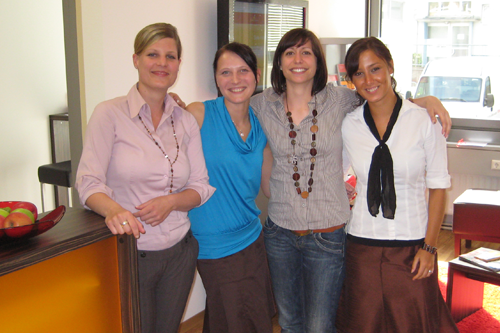 Vier Mitarbeiterinnen freuen sich auf die Besucher am Tag der offenen Tür der Erste Reserve in Karlsruhe