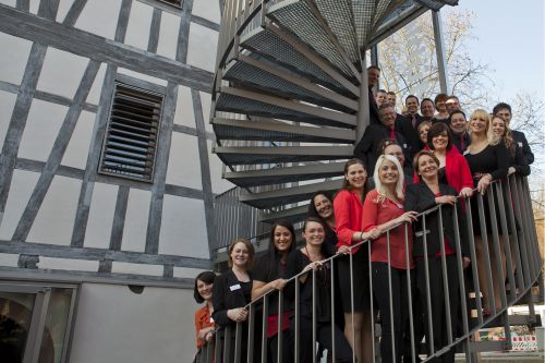 Mitarebiter der ersten Reserve stehen an der Treppe zur Buhlschen Mühle